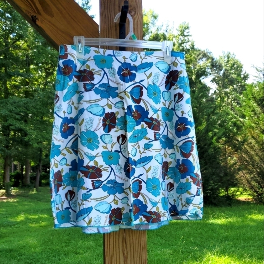 White Skirt With Blue Flowers Stretch EUC 10